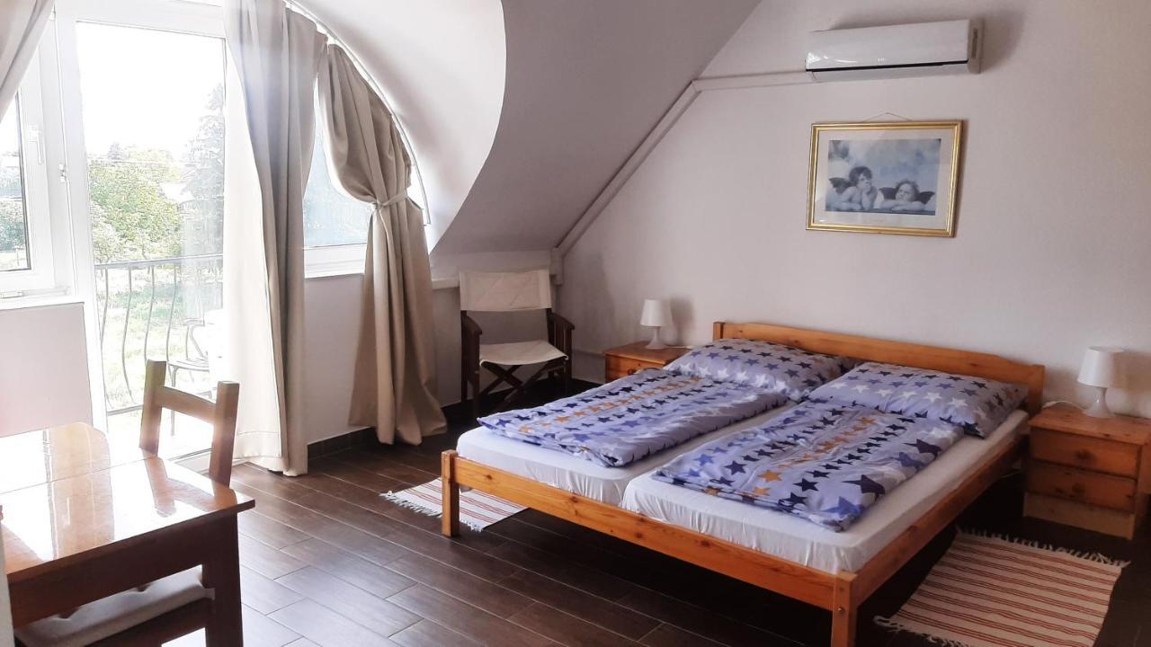 Zoeldhaz Panzio Bed & Breakfast Gyenesdias Exterior photo