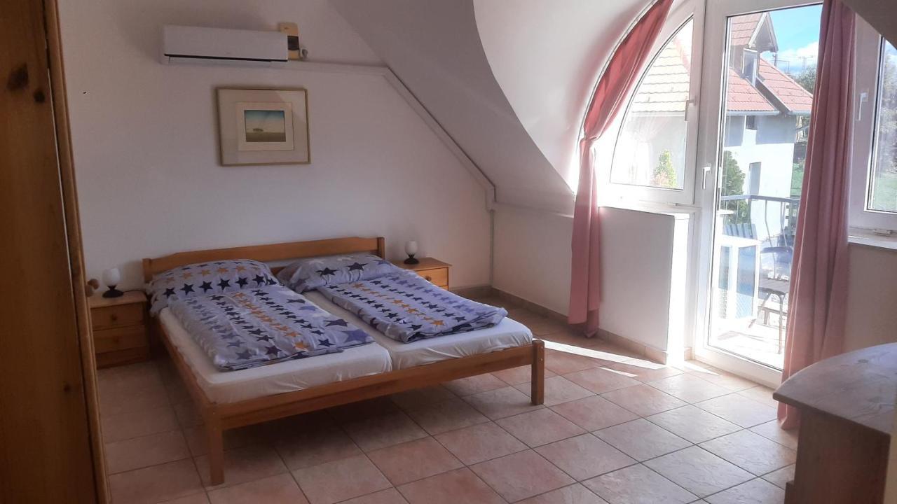 Zoeldhaz Panzio Bed & Breakfast Gyenesdias Exterior photo