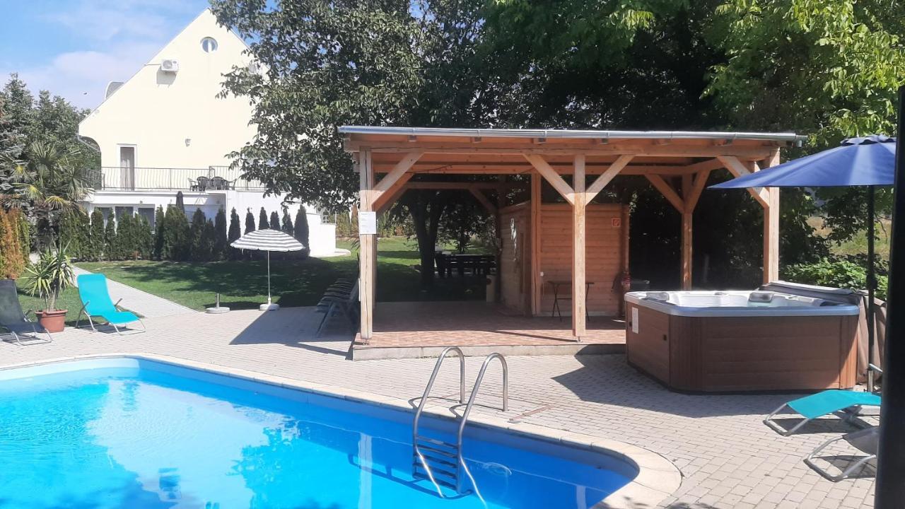 Zoeldhaz Panzio Bed & Breakfast Gyenesdias Exterior photo